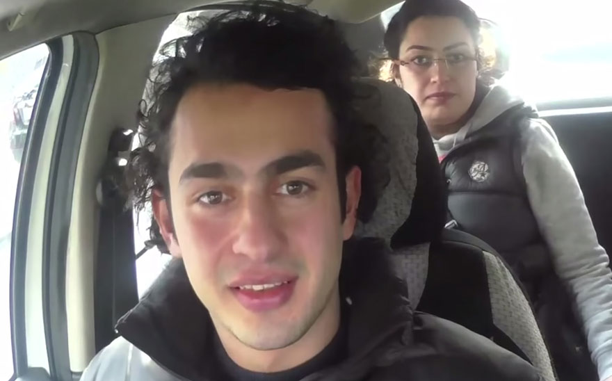 town-learns-sign-language-deaf-muharrem-samsung-video-call-center-17 town-learns-sign-language-deaf-muharrem-samsung-video-call-center-17