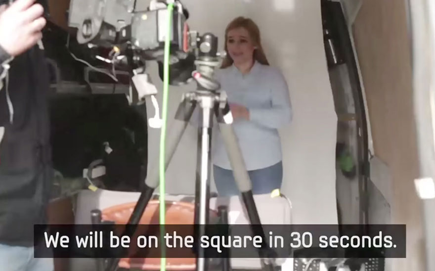 town-learns-sign-language-deaf-muharrem-samsung-video-call-center-18 town-learns-sign-language-deaf-muharrem-samsung-video-call-center-18