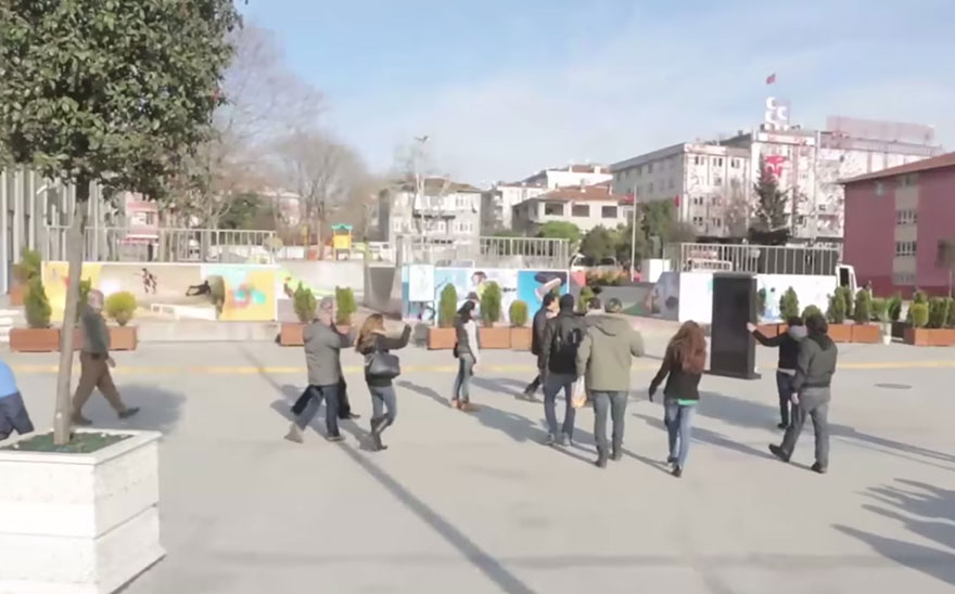 town-learns-sign-language-deaf-muharrem-samsung-video-call-center-21 town-learns-sign-language-deaf-muharrem-samsung-video-call-center-21