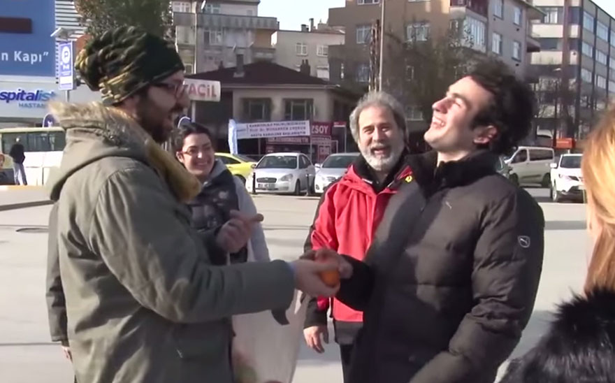 town-learns-sign-language-deaf-muharrem-samsung-video-call-center-22 town-learns-sign-language-deaf-muharrem-samsung-video-call-center-22