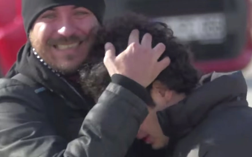 town-learns-sign-language-deaf-muharrem-samsung-video-call-center-3 town-learns-sign-language-deaf-muharrem-samsung-video-call-center-3