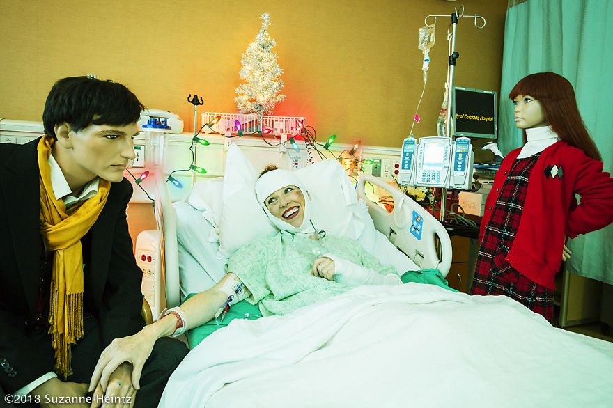 Unwed Woman Takes Photos With Mannequin Family Over 14 Years Unwed Woman Takes Photos With Mannequin Family Over 14 Years