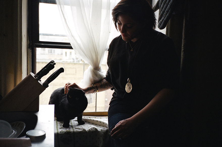 Girls And Their Cats: My Photos Of New York Women With Their Furry Companions Girls And Their Cats: My Photos Of New York Women With Their Furry Companions
