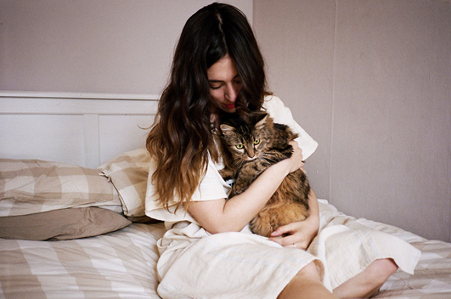 Girls And Their Cats: My Photos Of New York Women With Their Furry Companions Girls And Their Cats: My Photos Of New York Women With Their Furry Companions