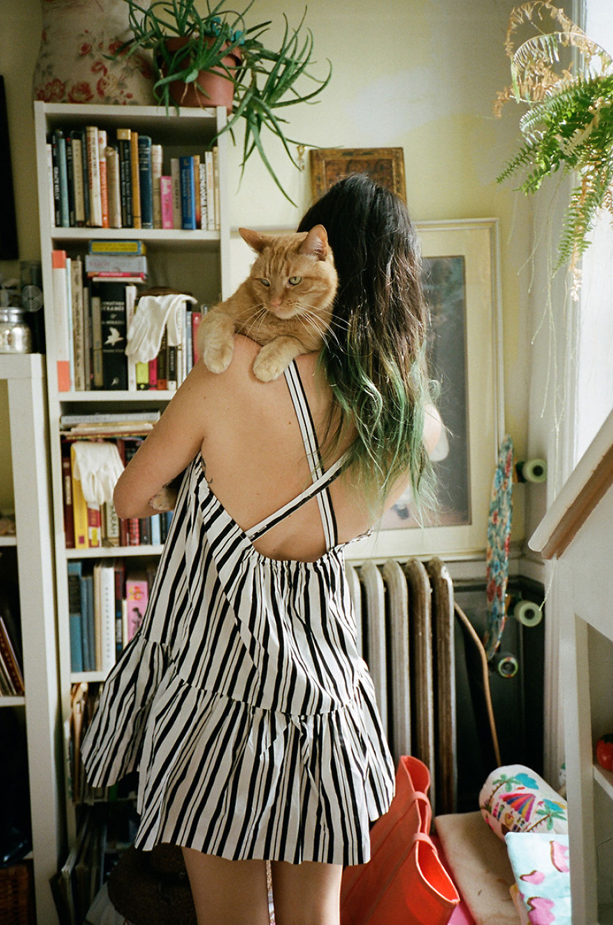 Girls And Their Cats: My Photos Of New York Women With Their Furry Companions Girls And Their Cats: My Photos Of New York Women With Their Furry Companions