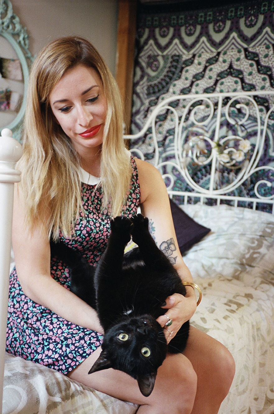 Girls And Their Cats: My Photos Of New York Women With Their Furry Companions Girls And Their Cats: My Photos Of New York Women With Their Furry Companions