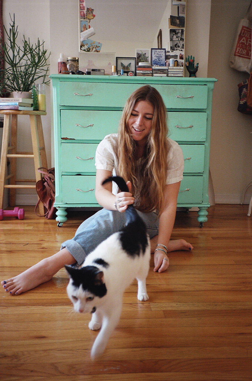 Girls And Their Cats: My Photos Of New York Women With Their Furry Companions Girls And Their Cats: My Photos Of New York Women With Their Furry Companions