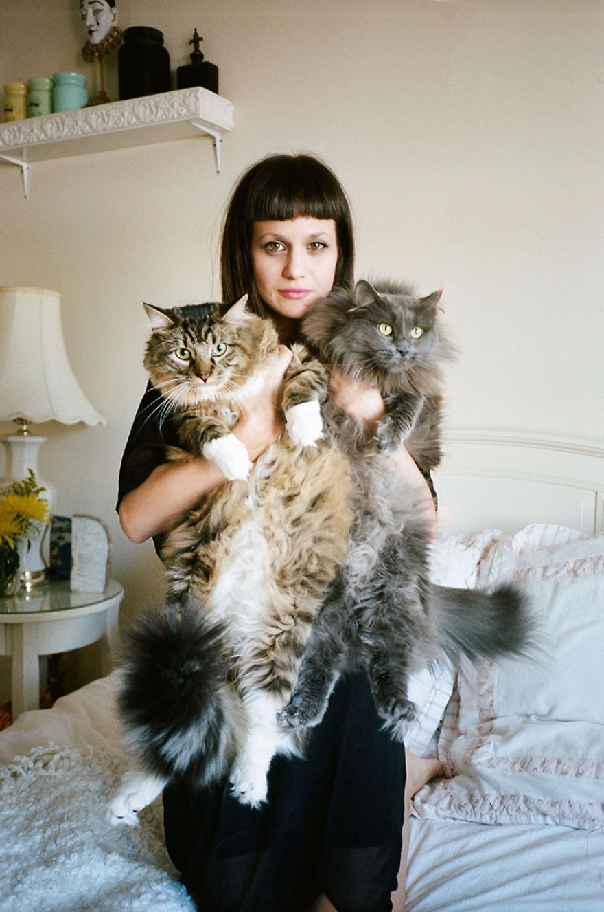 Girls And Their Cats: My Photos Of New York Women With Their Furry Companions Girls And Their Cats: My Photos Of New York Women With Their Furry Companions