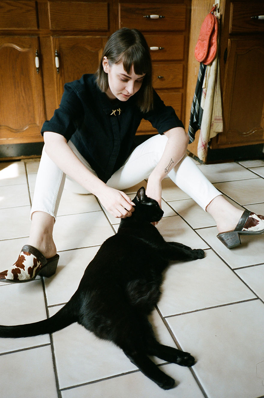 Girls And Their Cats: My Photos Of New York Women With Their Furry Companions Girls And Their Cats: My Photos Of New York Women With Their Furry Companions