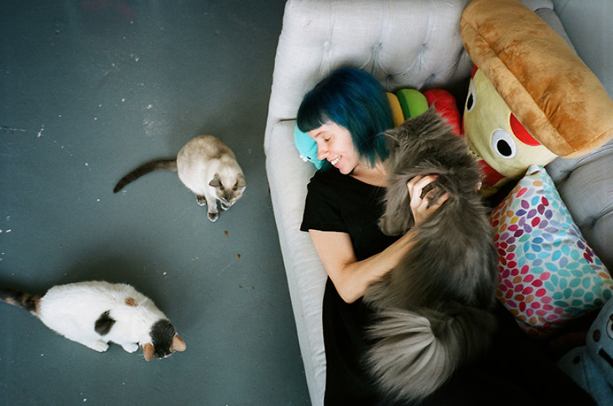 Girls And Their Cats: My Photos Of New York Women With Their Furry Companions Girls And Their Cats: My Photos Of New York Women With Their Furry Companions