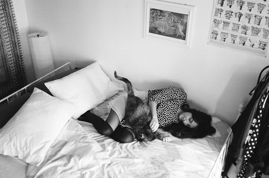 Girls And Their Cats: My Photos Of New York Women With Their Furry Companions Girls And Their Cats: My Photos Of New York Women With Their Furry Companions