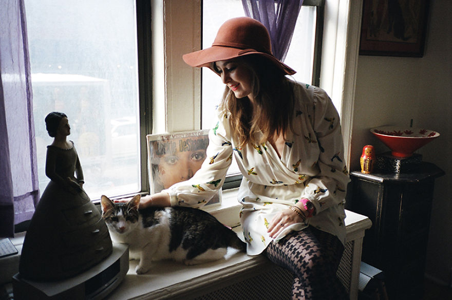 Girls And Their Cats: My Photos Of New York Women With Their Furry Companions Girls And Their Cats: My Photos Of New York Women With Their Furry Companions