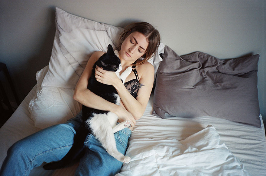 Girls And Their Cats: My Photos Of New York Women With Their Furry Companions Girls And Their Cats: My Photos Of New York Women With Their Furry Companions