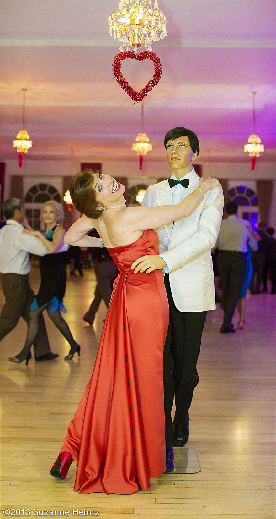 Unwed Woman Takes Photos With Mannequin Family Over 14 Years Unwed Woman Takes Photos With Mannequin Family Over 14 Years