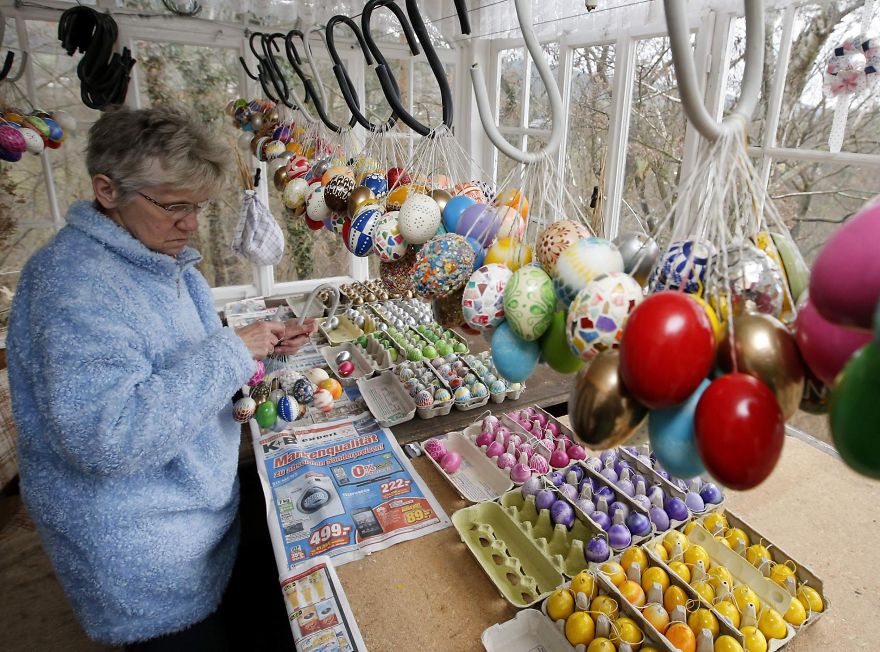 This German Family Spent More Than 2 Weeks Decorating A Tree With 10,000 Painted Eggs This German Family Spent More Than 2 Weeks Decorating A Tree With 10,000 Painted Eggs
