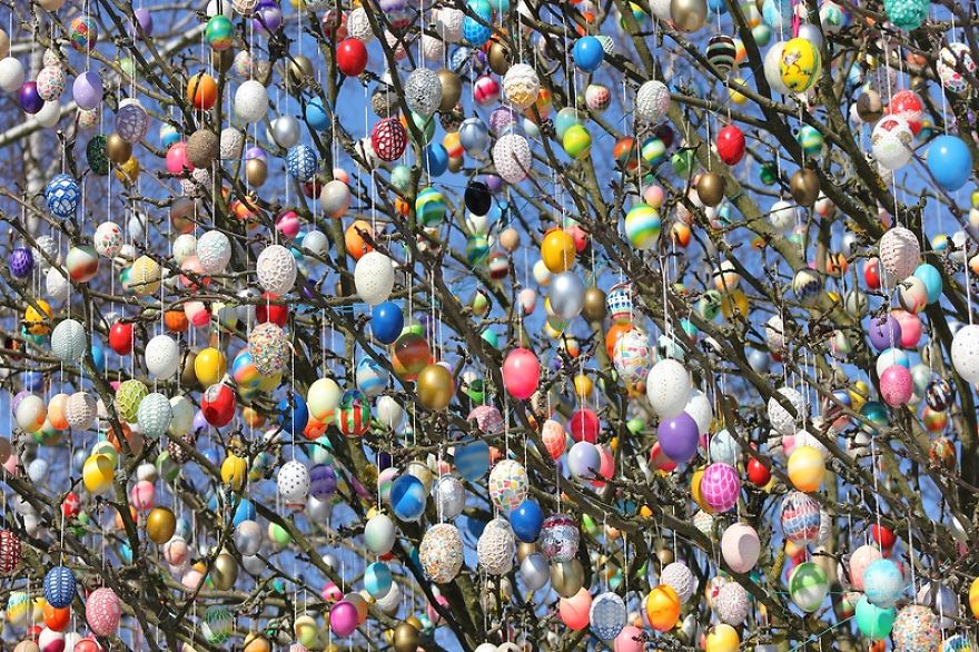 This German Family Spent More Than 2 Weeks Decorating A Tree With 10,000 Painted Eggs This German Family Spent More Than 2 Weeks Decorating A Tree With 10,000 Painted Eggs