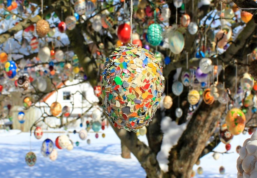 This German Family Spent More Than 2 Weeks Decorating A Tree With 10,000 Painted Eggs This German Family Spent More Than 2 Weeks Decorating A Tree With 10,000 Painted Eggs