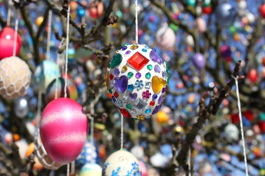 This German Family Spent More Than 2 Weeks Decorating A Tree With 10,000 Painted Eggs This German Family Spent More Than 2 Weeks Decorating A Tree With 10,000 Painted Eggs