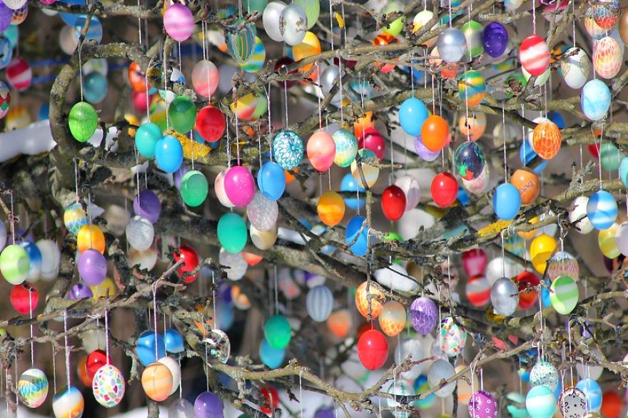 This German Family Spent More Than 2 Weeks Decorating A Tree With 10,000 Painted Eggs This German Family Spent More Than 2 Weeks Decorating A Tree With 10,000 Painted Eggs