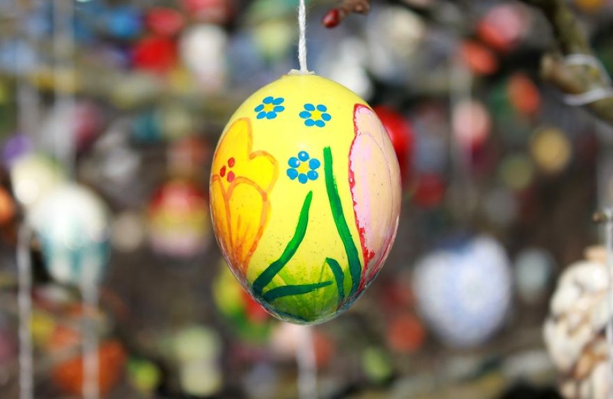 This German Family Spent More Than 2 Weeks Decorating A Tree With 10,000 Painted Eggs This German Family Spent More Than 2 Weeks Decorating A Tree With 10,000 Painted Eggs