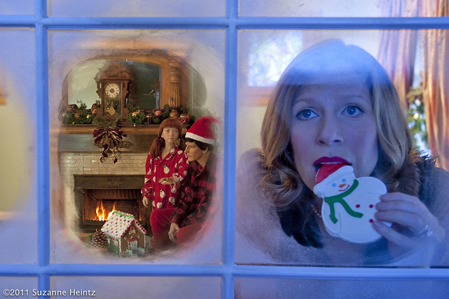 Unwed Woman Takes Photos With Mannequin Family Over 14 Years Unwed Woman Takes Photos With Mannequin Family Over 14 Years