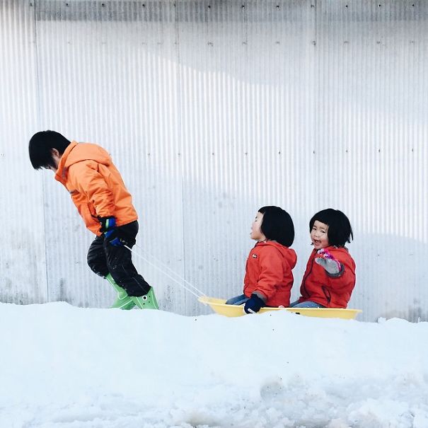 Dad Photographs His Inseparable Twin Daughters Having Twice The Fun