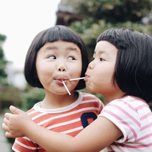 Dad Photographs His Inseparable Twin Daughters Having Twice The Fun