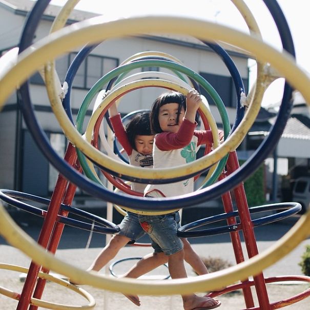 Dad Photographs His Inseparable Twin Daughters Having Twice The Fun