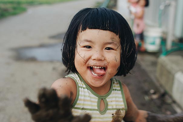 Dad Photographs His Inseparable Twin Daughters Having Twice The Fun