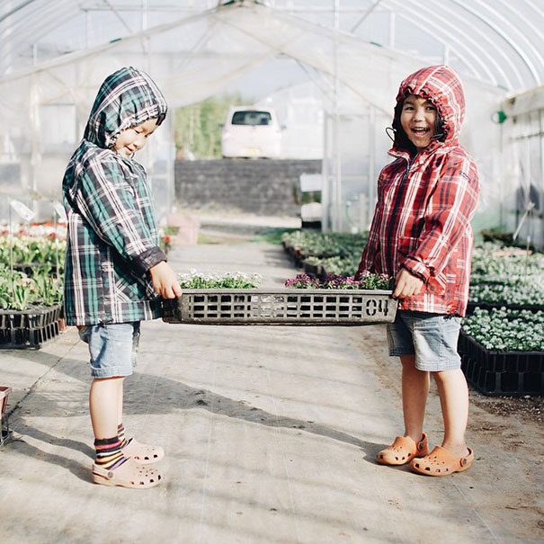 childhood-twin-sisters-family-pictures-sunmoooon-akira-oozawa-8