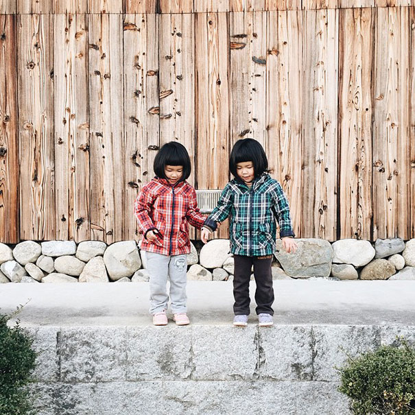 childhood-twin-sisters-family-pictures-sunmoooon-akira-oozawa
