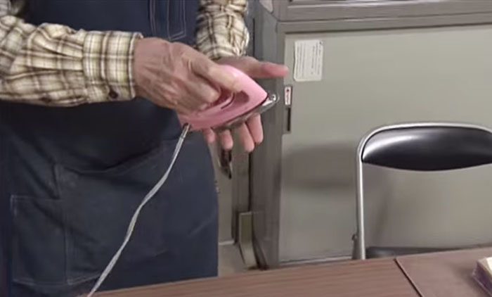 old-book-restoration-japanese-craftsman-nobuo-okano-3 old-book-restoration-japanese-craftsman-nobuo-okano-3