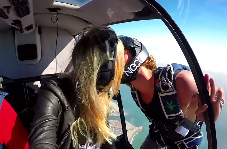 photographer-model-surfer-couple-travels-world-jay-alvarrez-alexis-ren-3 photographer-model-surfer-couple-travels-world-jay-alvarrez-alexis-ren-3