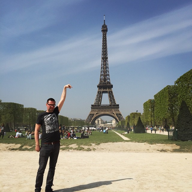 photoshop-eiffel-tower-tourist-photo-sid-frisjes-15