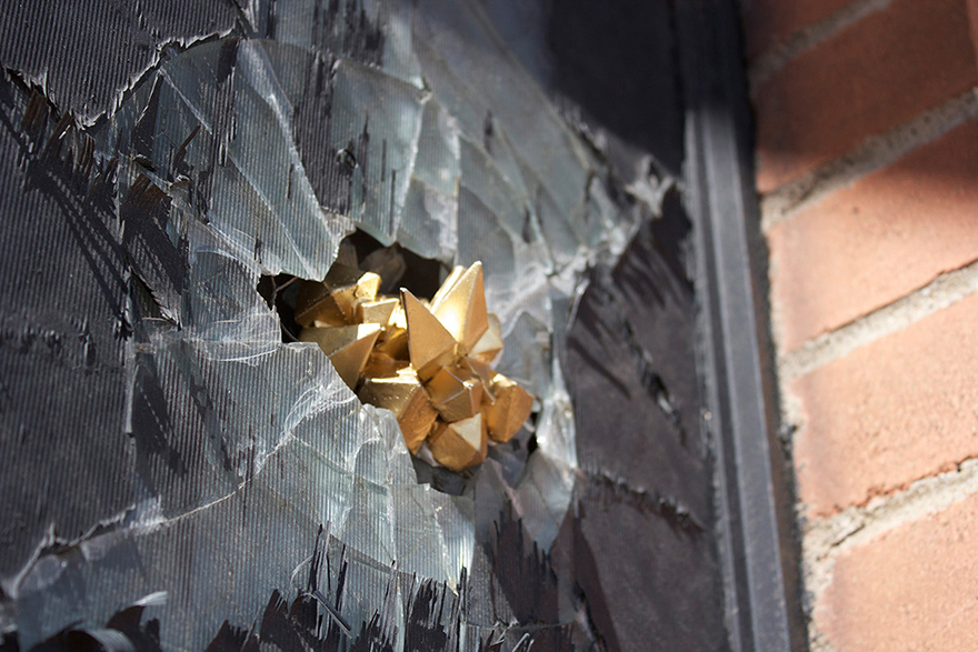 Artist Hides Crystallized Geode Installations Inside Wall Cracks To Bring Life To Urban Areas Artist Hides Crystallized Geode Installations Inside Wall Cracks To Bring Life To Urban Areas