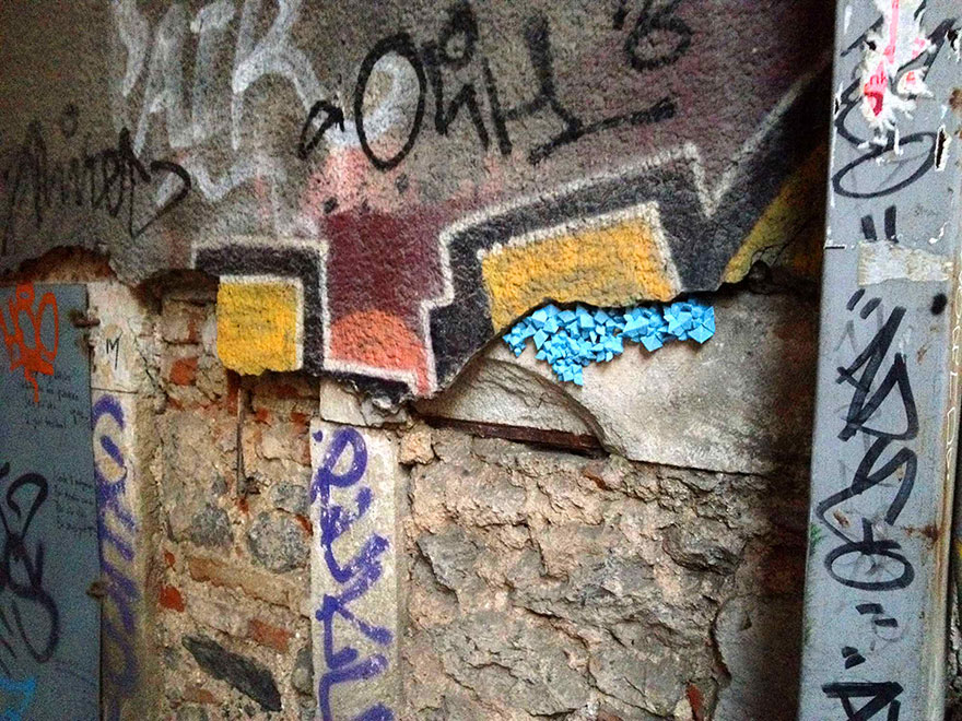 Artist Hides Crystallized Geode Installations Inside Wall Cracks To Bring Life To Urban Areas Artist Hides Crystallized Geode Installations Inside Wall Cracks To Bring Life To Urban Areas