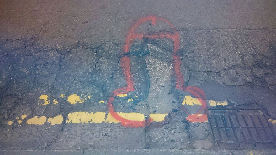 wanksy-penis-pothole-graffiti-manchester-england-3 wanksy-penis-pothole-graffiti-manchester-england-3