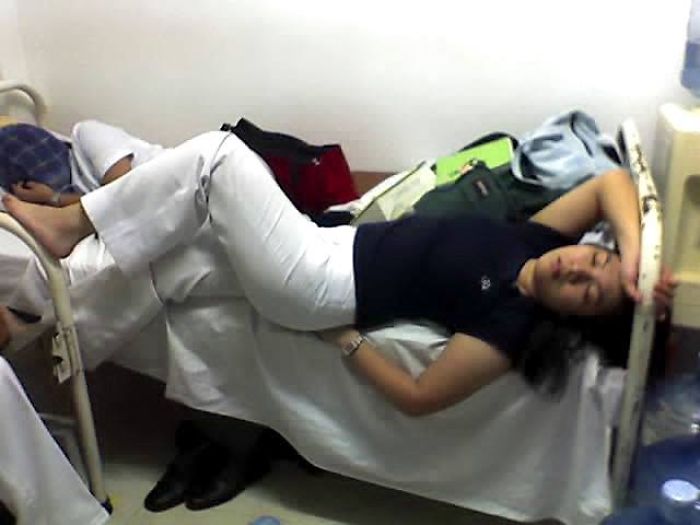 At Least She Gets To Look Sexy While Trying To Get Some Sleep #yotambienmedormi