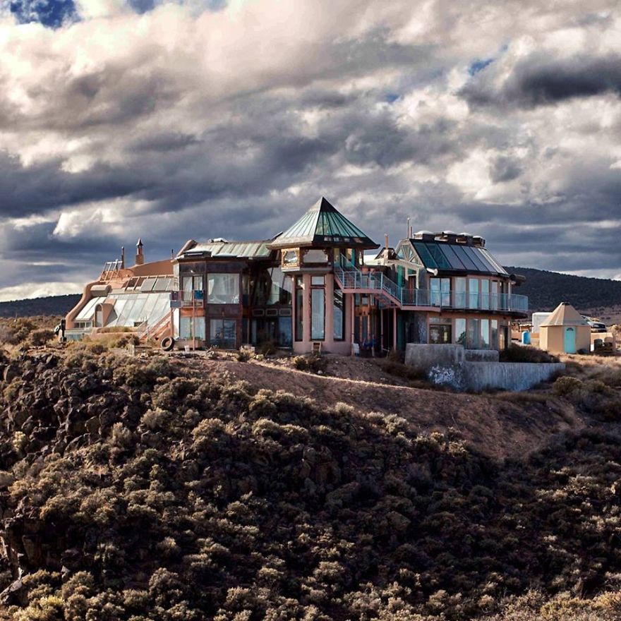 40 Bloody Good Reasons You Need To Build An Earthship