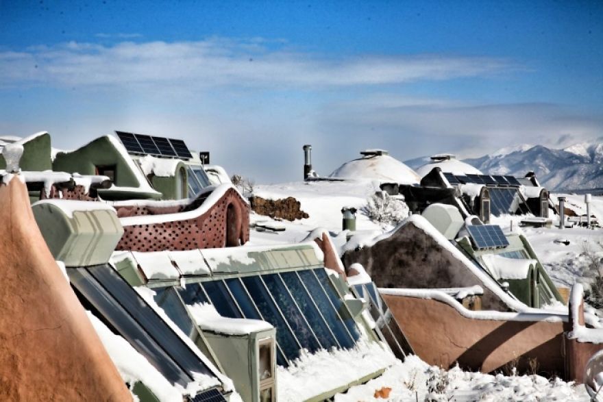 40 Bloody Good Reasons You Need To Build An Earthship
