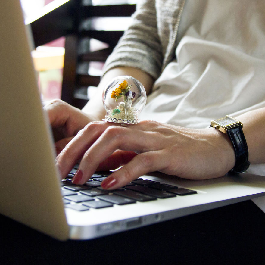 Nature-Scape Jewelry Lets You Carry A Tiny Oasis Nature-Scape Jewelry Lets You Carry A Tiny Oasis