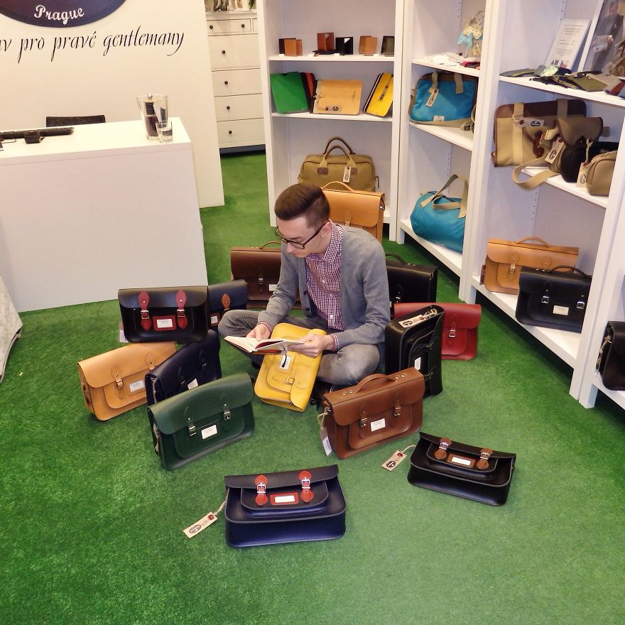 I Show People They Can Read Books Anywhere And Anytime I Show People They Can Read Books Anywhere And Anytime