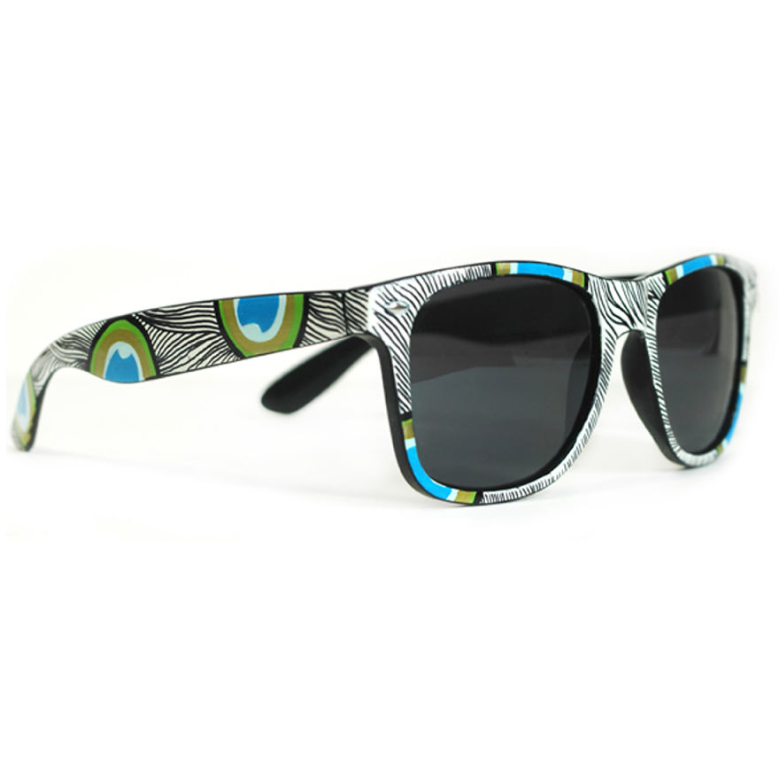 Artist Paints Cartoon Characters On Wayfarer Sunglasses Artist Paints Cartoon Characters On Wayfarer Sunglasses