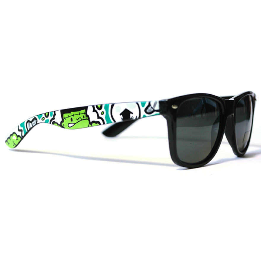 Artist Paints Cartoon Characters On Wayfarer Sunglasses Artist Paints Cartoon Characters On Wayfarer Sunglasses