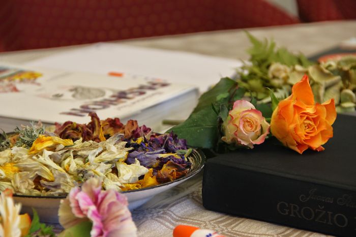 Lithuanian Library Invited Readers To Create Floral Illustrations For Their Mothers Lithuanian Library Invited Readers To Create Floral Illustrations For Their Mothers