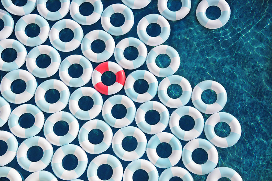 colorful-lifesavers-photography-poolside-meditterranean-gray-nalin colorful-lifesavers-photography-poolside-meditterranean-gray-nalin