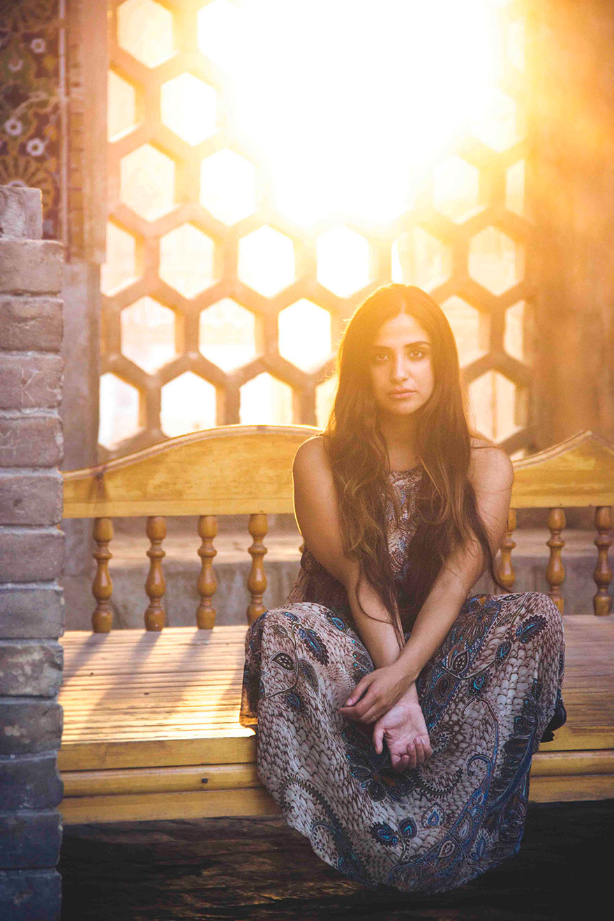 couple-traveling-hitchhiking-1