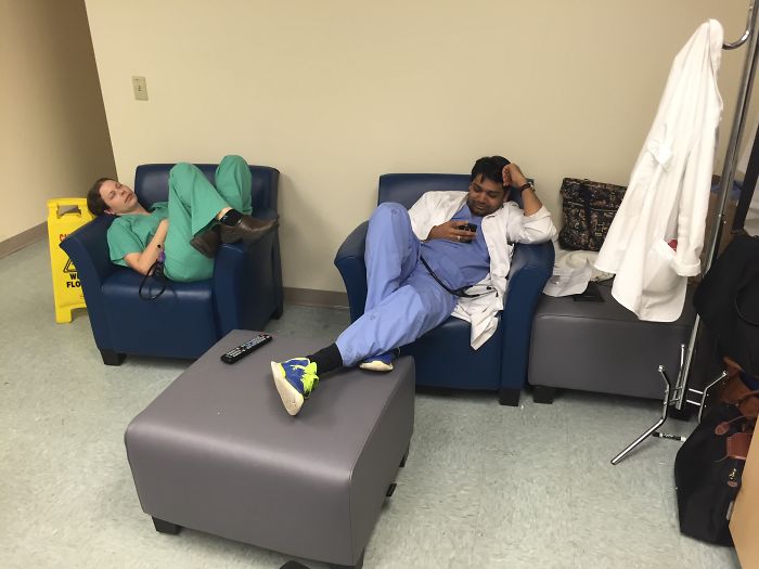 After 28 Hrs, Anywhere Is Comfortable. #yotambienmedormi