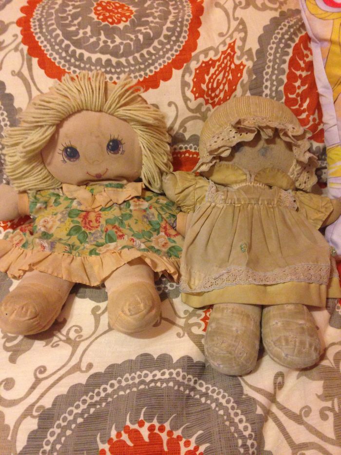 The One On The Right Should Look Like The One On The Left (just In Yellow) Still Sleep With Her