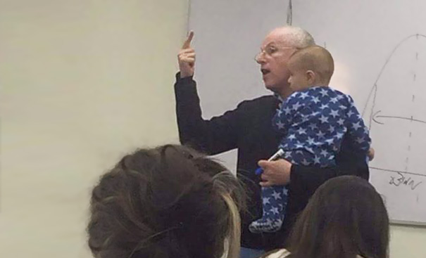 lecturer-soothes-crying-baby-professor-sydney-engelberg-hebrew-university-5 lecturer-soothes-crying-baby-professor-sydney-engelberg-hebrew-university-5